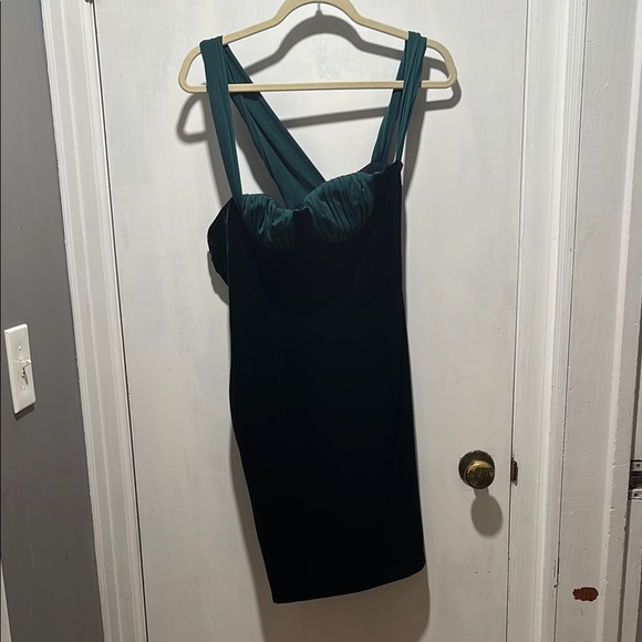 HOUSE OF CB eleanora mini velvet dress - Picture 3 of 7